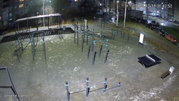 Площадка для тренировок и стол для настольного тенниса